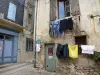 Olargues - Maisons du village et linge suspendu