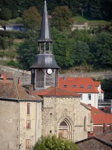 Olliergues - Glockenturm aus Holz der Kirche Notre-Dame überragen von einer kleinen Laterne und Häuser des Dorfes;