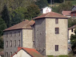 Olliergues - Schloß bergend das Museum der Berufe und Traditionen des Dorfes Olliergues, und Häuser des Dorfes; im Regionalen Naturpark Livradois-Forez