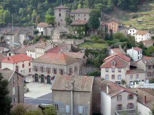 Olliergues - Rathaus, Häuser des Dorfes und Schloß überragend die Gesamtheit; im Regionalen Naturpark Livradois-Forez