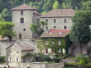 Olliergues - Schloß bergend das Museum der Berufe und Traditionen des Dorfes Olliergues, und Häuser des Dorfes