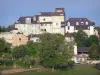 Oloron-Sainte-Marie - Blick auf den Glockenturm der Kirche Sainte-Croix und die Häuser des Viertels Sainte-Croix; im Béarn