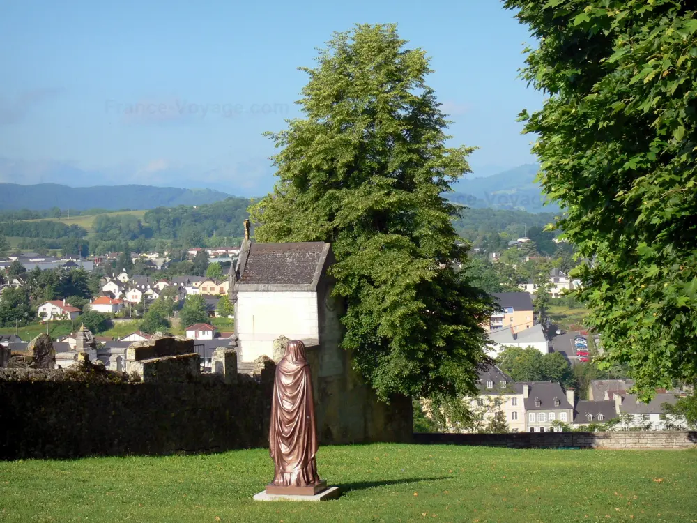 Oloron-Sainte-Marie - Holy Cross Buurt: standbeeld van de Maagd en het kerkhof met uitzicht op de skyline van de stad en het groen rond