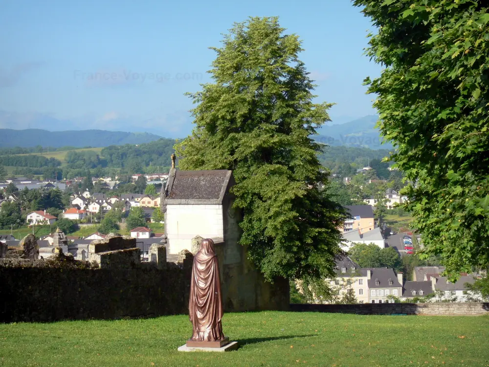 Oloron-Sainte-Marie - Santa Croce Quartiere: statua della Vergine e del cimitero che domina lo skyline della città e il verde intorno
