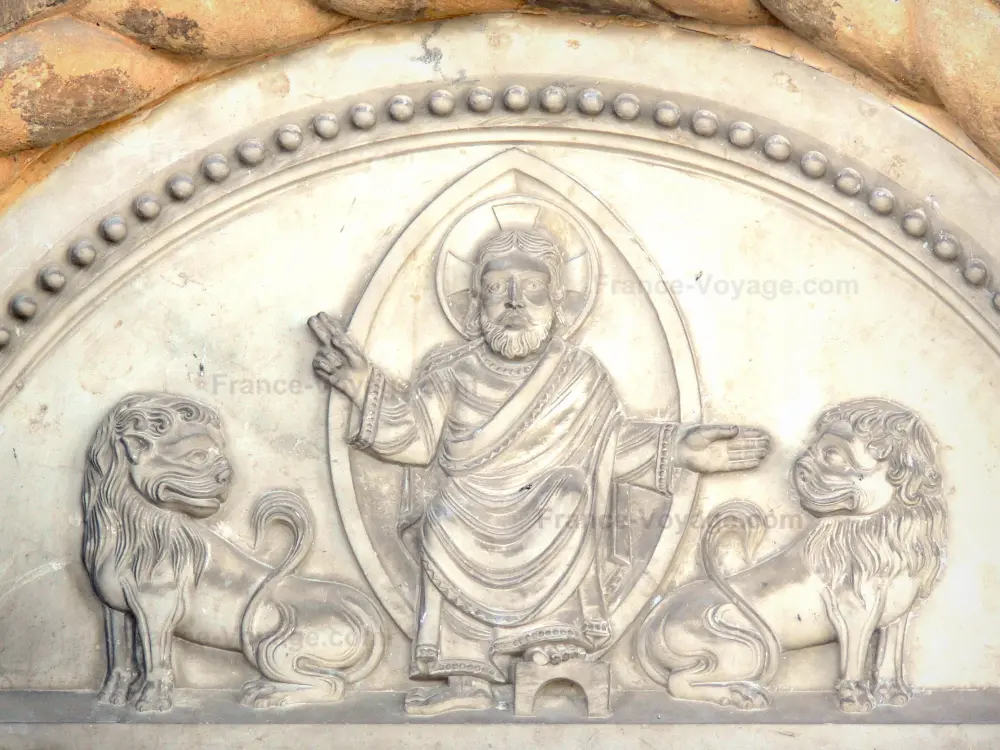 Oloron-Sainte-Marie - Particolare del timpano del portale romanico della Cattedrale di S. Maria