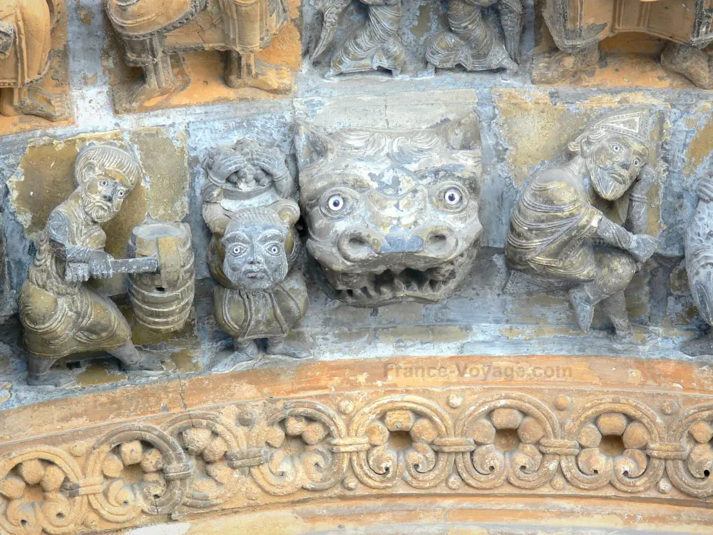 Oloron-Sainte-Marie - Detail van de romaanse portaal van St. Mary's Cathedral