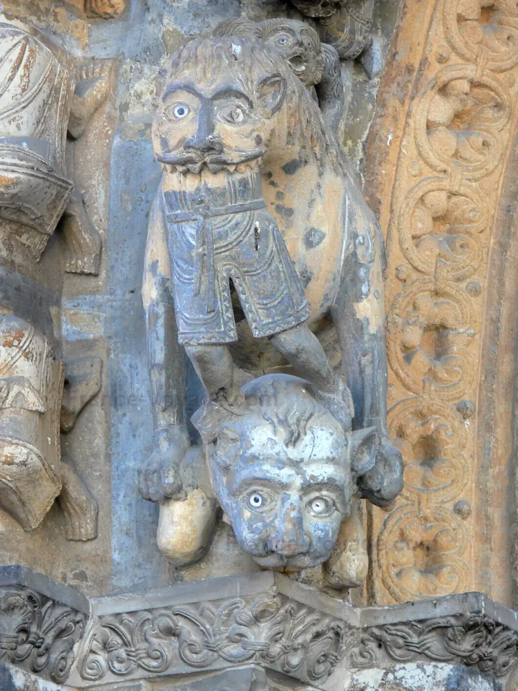 Oloron-Sainte-Marie - Particolare del portale romanico della Cattedrale di S. Maria
