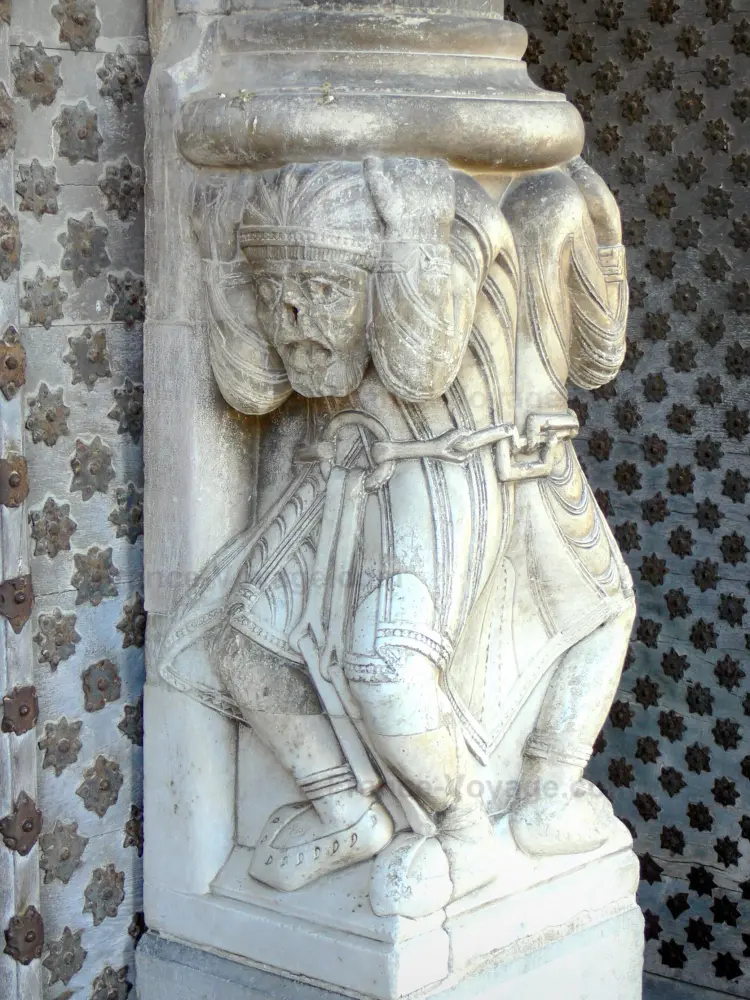 Oloron-Sainte-Marie - Romaanse St. Mary's Cathedral portal: geketend Atlantiërs van pier