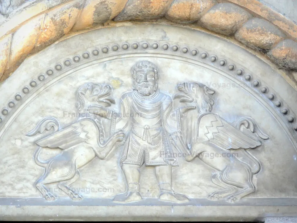 Oloron-Sainte-Marie - Portale romanico della Cattedrale di S. Maria: particolare del timpano