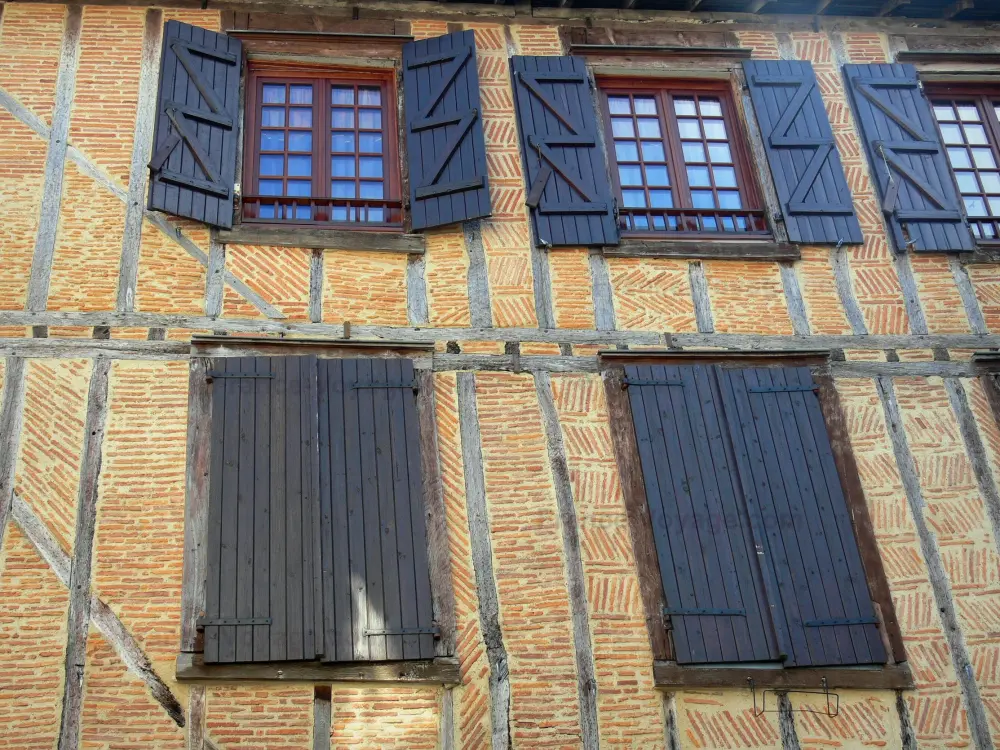 Oloron-Sainte-Marie - Gebied St. Croix gevel van een oud vakwerkhuis