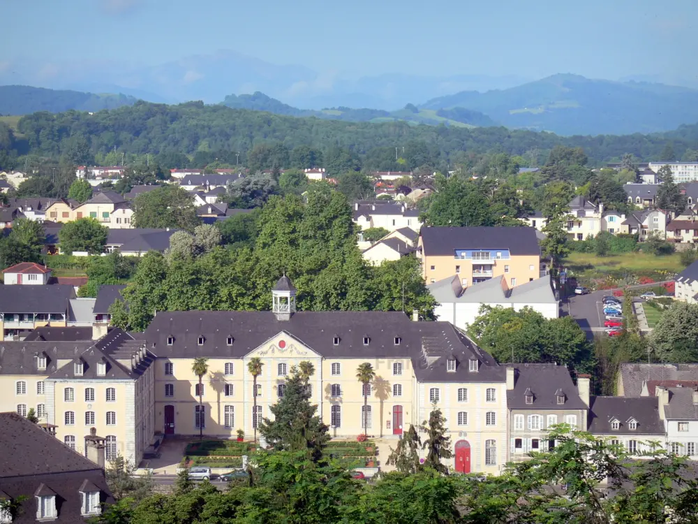 Oloron-Sainte-Marie - Bekijk de gevels van de stad en het omringende groen van Bellevue Drive