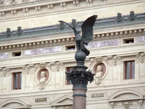 Opéra Garnier - West gevel van de Opéra Garnier en de kolom met daarboven een keizerlijke adelaar