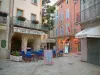 Orange - Place avec terrasse de café et maisons aux façades colorées