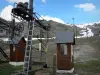 Orcieres Merlette - Orcières 1850: elevadores da estação de esqui (estação de esportes de inverno e verão) na primavera, montanhas cobertas de neve; no Champsaur