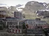 Orcières-Merlette - Orcières 1850 : immeubles de la station de ski (station de sports d'hiver et d'été) et montagne ; dans le Champsaur