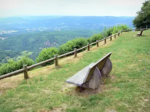 Orgues de Bort - Belvédère du plateau des Orgues agrémenté de bancs