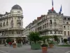 Orleães - Place du Martroi: edifícios, lojas, arbustos e roseiras