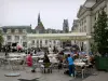 Orleães - Terraço do café da Place du Martroi, Câmara de Comércio, casas, campanário da igreja de Saint-Pierre-du-Martroi e torres da catedral de Sainte-Croix