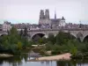 Orléans - Tours de la cathédrale Sainte-Croix (édifice gothique), clocher de l'église Saint-Donatien, toits des maisons et bâtiments de la ville, pont George V, fleuve Loire et arbres