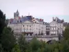 Orléans - Bâtiments de la ville, beffroi, pont George V et arbres