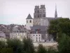 Orléans - Tours et flèche de la cathédrale Sainte-Croix (édifice gothique), clocher de l'église Saint-Donatien, maisons et bâtiments de la ville, fleuve Loire et arbres