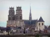 Orléans - Tours et flèche de la cathédrale Sainte-Croix (édifice gothique), clocher de l'église Saint-Donatien et toits des maisons et bâtiments de la ville