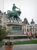 Orléans - Statue équestre de Jeanne d'Arc sur la place du Martroi et immeubles de la ville