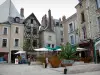 Orléans - Maisons et terrasses de cafés de la place du Châtelet