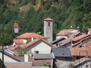 Orlu-Tal - Tal des Oriège: Dorf Orlu mit seinem Kirchturm und seinen Häusern, Strassenlaterne vorne im Bild
