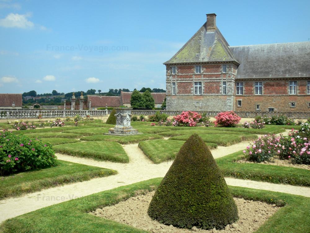 Guide de l'Orne - Château de Carrouges - Parterres du jardin et façade du château ; dans le Parc Naturel Régional Normandie-Maine