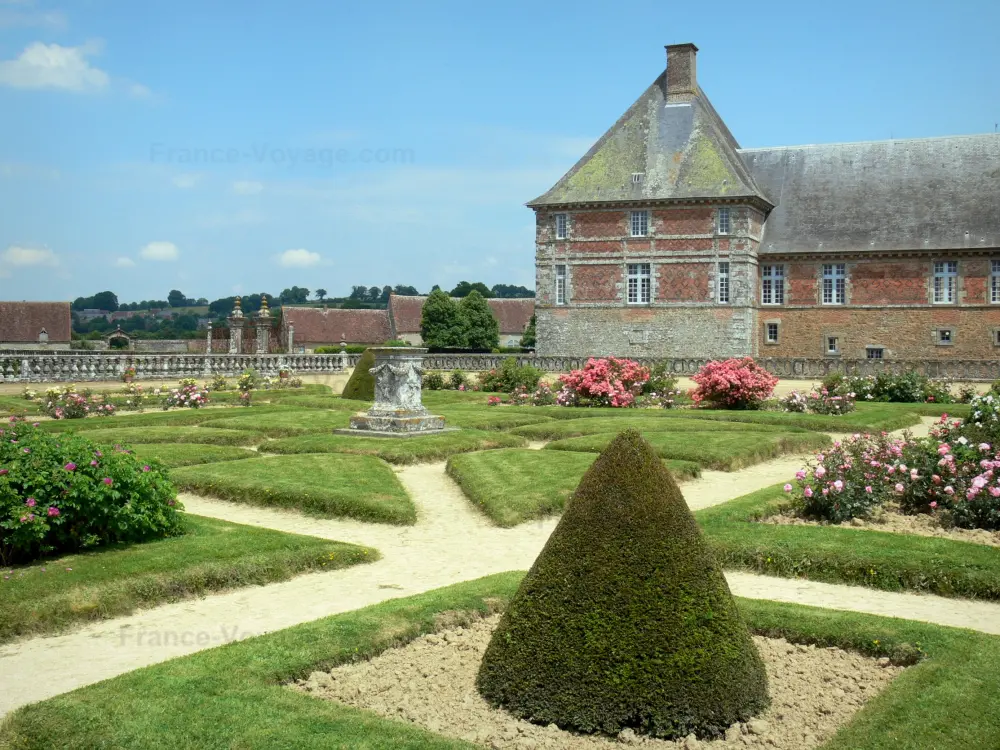 Guide of the Orne - Château de Carrouges - Flowerbed in the garden and facade of the château; in the Normandie-Maine Regional Nature Park
