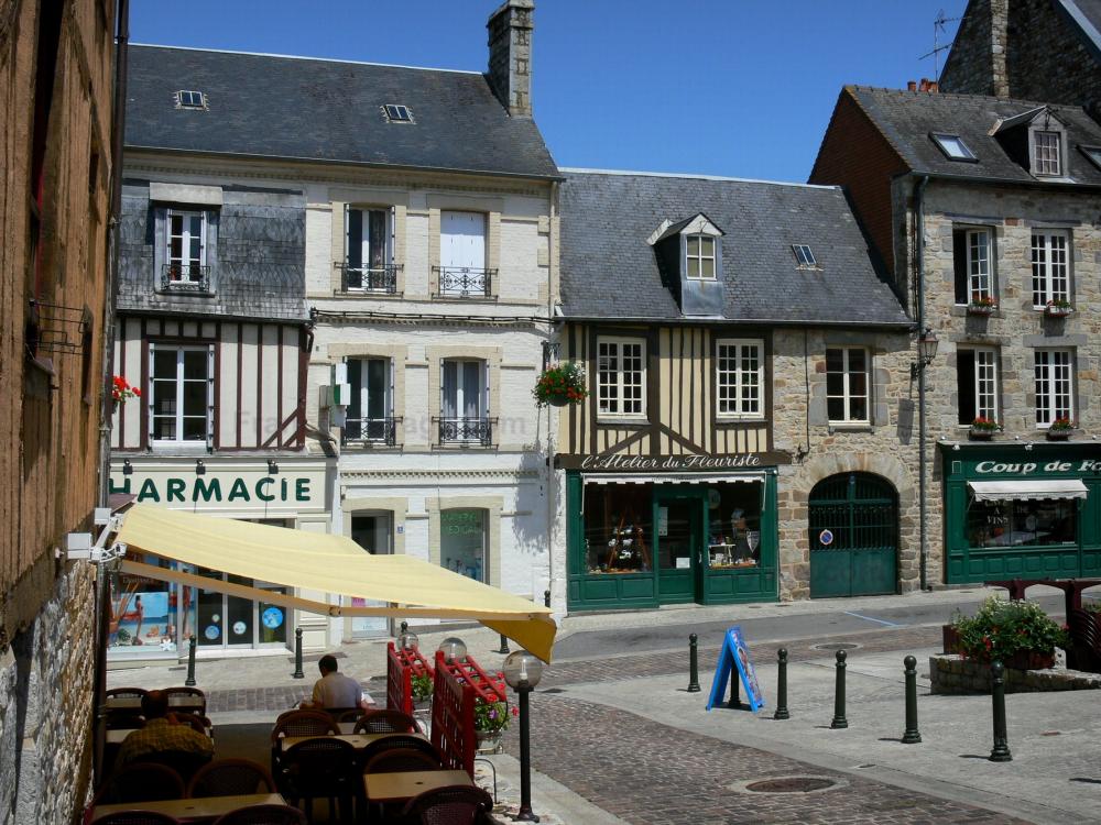 Guide de l'Orne - Domfront - Terrasse de restaurant et façades de maisons de la cité médiévale