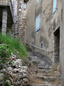 Orpierre - Ruelle en escalier et maisons du village