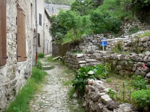 Orpierre - Jardin en terrasses, ruelle et maisons du village