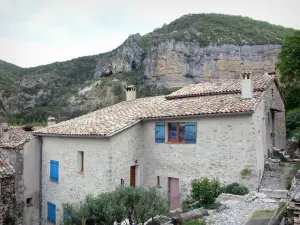 Orpierre - Falaises (parois rocheuses) surplombant les maisons du village