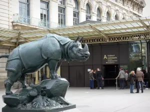 Orsay museum - Rhinoceros statue on the esplanade of the Orsay museum