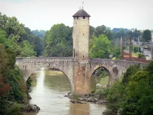 Orthez - Puente Viejo, con su torre fortificada, que abarca el Gave de Pau