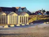 Ouistreham - Cabines de plage et maisons de la station balnéaire