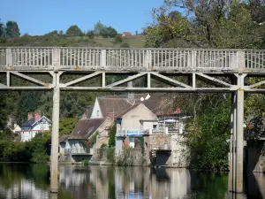 Ouriço - Passarela que atravessa o rio Aumance e casas à beira da água