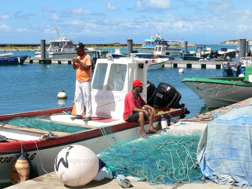 Guide d'Outre-Mer - Saint-François - Port de pêche avec ses bateaux et ses filets de pêcheurs