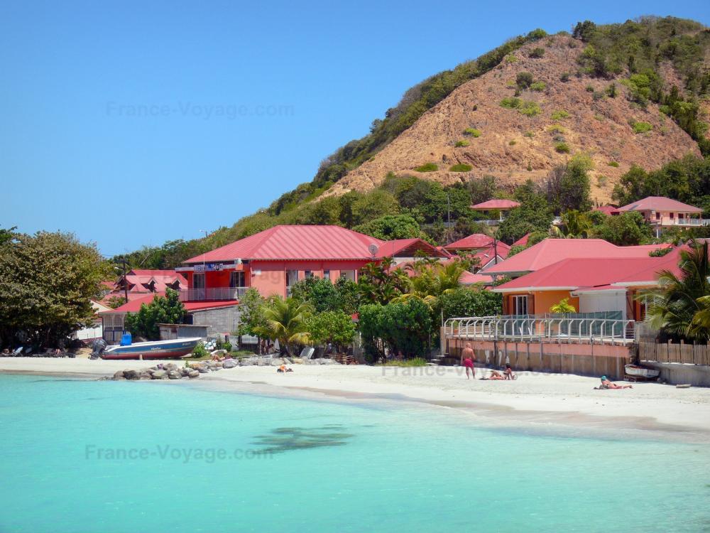 Guide d'Outre-Mer - Les Saintes - Plage et maisons au bord de la mer