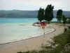 Paesaggi delle Alpi dell'Alta Provenza - Lago di St. Croix (ritenzione idrica) smeraldo spiaggia di Sainte-Croix-du-Verdon, alberi e colline sullo sfondo, nel Parco Naturale Regionale del Verdon