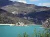 Paesaggi delle Alpi dell'Alta Provenza - Castillon lago (riserva idrica) smeraldo, la banca e la montagna nel Parco Naturale Regionale del Verdon