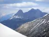 Paesaggi delle Alpi dell'Alta Provenza - Neve in primo piano con vista sulle montagne
