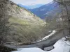 Paesaggi delle Alpi dell'Alta Provenza - Stretta strada di montagna