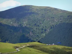 Paesaggi dell'Ariège - Route du Port de Lers con vista sulle montagne, nel Parco Naturale Regionale dei Pirenei Ariège