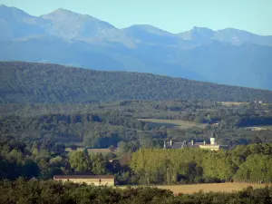 Paesaggi dell'Ariège - Vista del castello di Leran, foreste e colline
