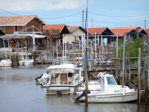 Paesaggi della Gironda - Bassin d' Arcachon porta Larros con capanne ostriche e barche ormeggiate ; nella città di Gujan- Mestras