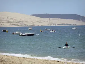 Paesaggi della Gironda - Bassin d' Arcachon : barche in acqua domina la duna del Pilat