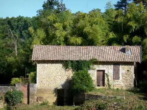 Paesaggi della Gironda - Vecchio edificio in riva al mare, in una verde